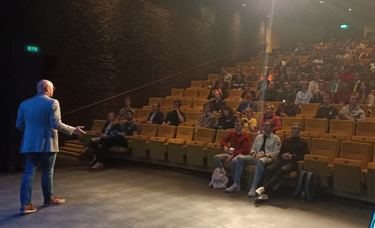 De masterclass was bijzonder leerzaam ook al kwamen er al bekende zaken aan bod. De reden van  aanwezigheid was als doel; kennis vergaren van toepassing waterstof in bebouwde omgeving en onderzoek naar lesstof voor een keuzedeel toepassing. Door deze masterclass hebben wij nu voldoende introductie in dit thema, met name voor opleiding niveau 2/3. Een leerzame dag over duurzame energie en de toepassing, productie en de opslag voor waterstof. Benieuwd naar het volgende verdiepende deel omtrent waterstof.